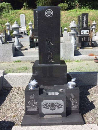 お墓掃除ビフォー